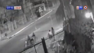Graban a motochorros atacando a estudiantes | Noticias Paraguay