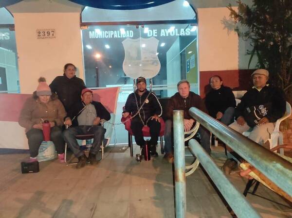 Funcionarios se encadenan frente a la Municipalidad de Ayolas exigiendo cobrar sus salarios