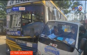 Cinco heridos tras aparatoso choque entre bus y camioneta | Noticias Paraguay