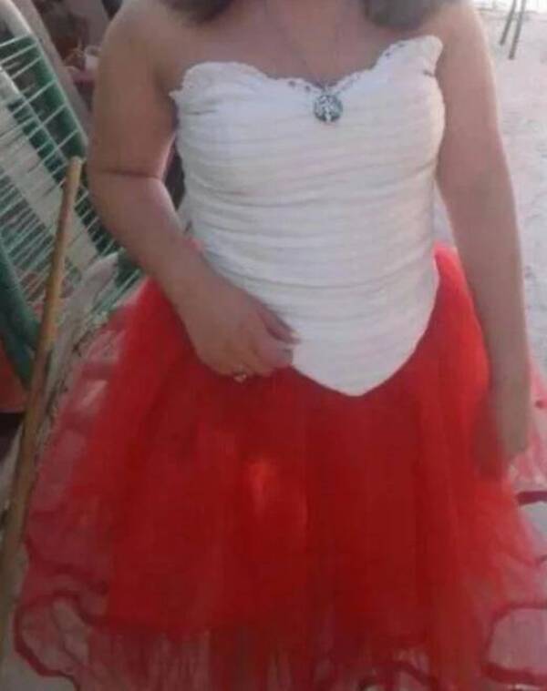 Crónica / Vende su vestido 15 para comprar comida a sus hermanitas