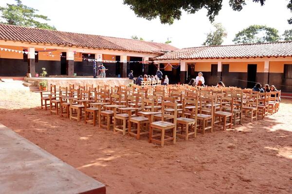 Centros educativos de Central reciben nueva partida de mobiliarios