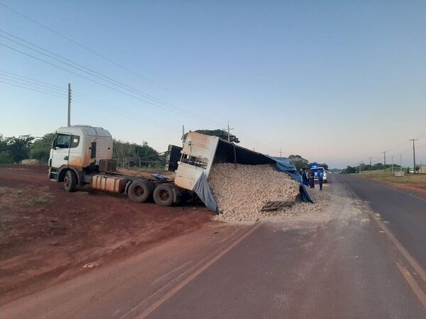 Carga de camión vuelca al costado de la ruta PY06 - ABC en el Este - ABC Color