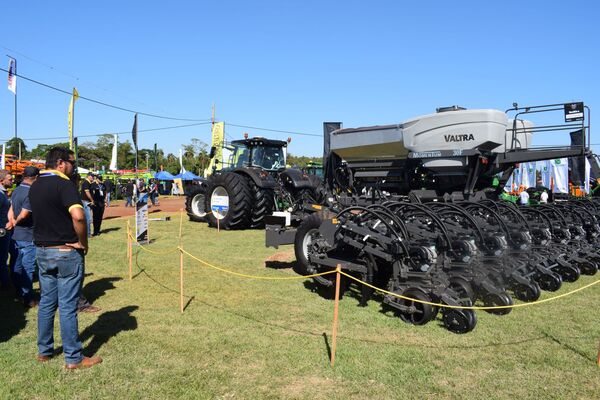 Rieder & Cía. expuso sembradora Momentum de Valtra