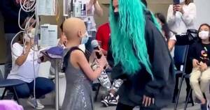 La Nación / Karol G llevó alegría a los niños de un hospital para cáncer