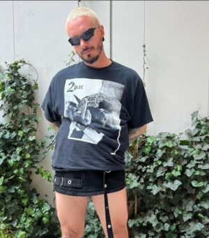 J Balvin vuelve a provocar y posa en minifalda - C9N