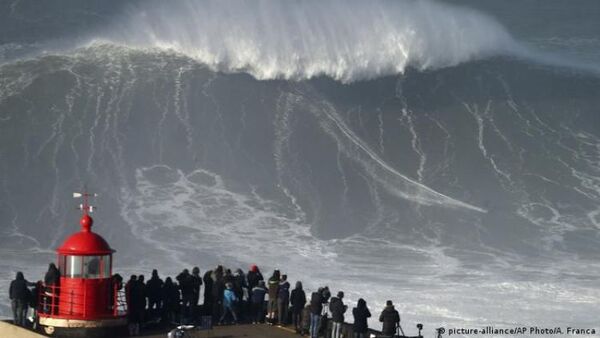 Alemán rompe récord al surfear la ola más grande del mundo