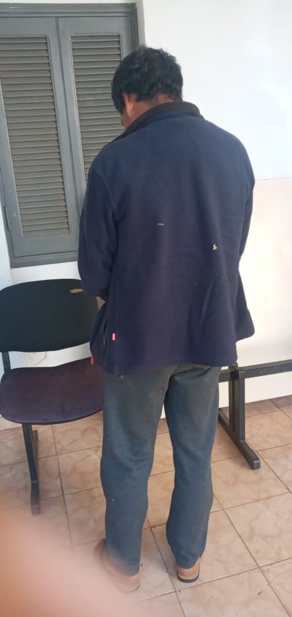 Atropello vivienda de su vecina, la amenazó con un cuchillo y quedó aprehendido