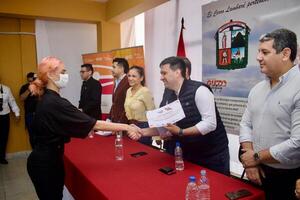 Secretaría Nacional de la Juventud entregó becas a universitarios en Lambaré - El Trueno