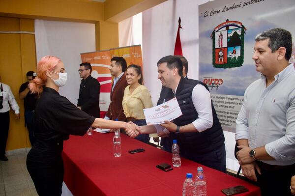 Secretaría Nacional de la Juventud entregó becas a universitarios en Lambaré - El Trueno