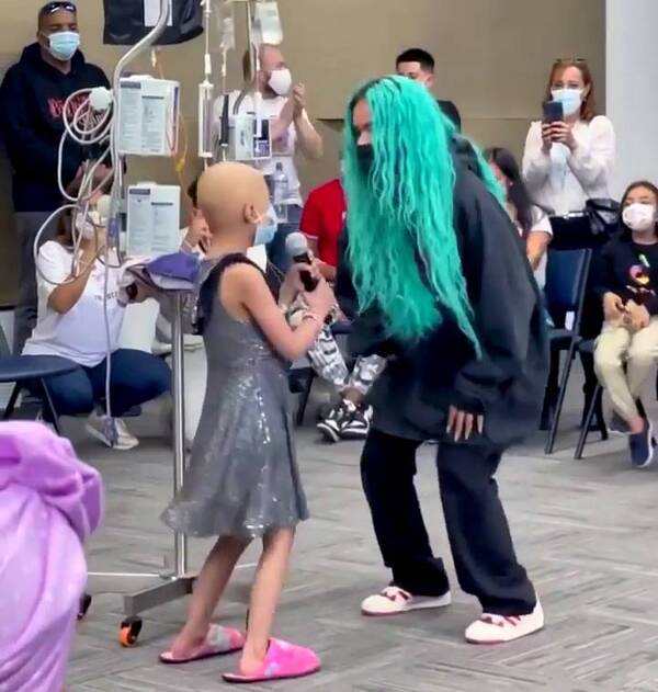 Karol G llevó alegría a los niños de un hospital para cáncer