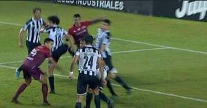 Crónica / Dirección de Árbitros explica porque la mano de Roque no fue penal