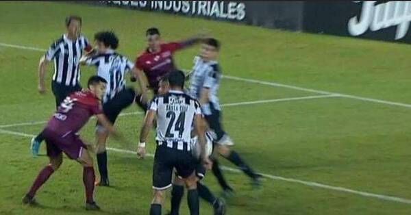 Crónica / Dirección de Árbitros explica porque la mano de Roque no fue penal