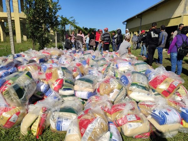 Pescadores de Ñeembucú recibieron kits de víveres