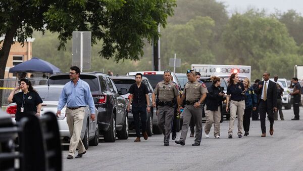 Suben a 21 los muertos en tiroteo en escuela de Texas