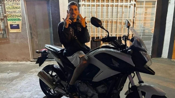 Crónica / Cantante de cumbia, en grave estado después de chocar con su moto