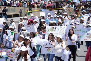 Diario HOY | Bolivianos marchan contra el racismo y la discriminación