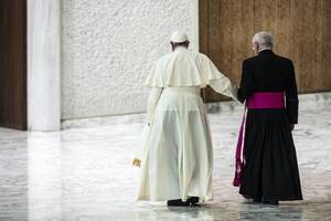 Diario HOY | El papa se ayuda con un bastón para caminar debido a su dolor de rodilla