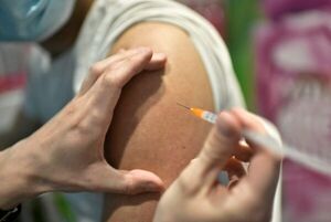 Francia plantea nueva vacunación contra covid de personas de riesgo en otoño - Mundo - ABC Color