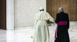 El papa se ayuda con un bastón para caminar debido a su dolor de rodilla