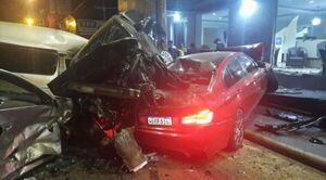 Múltiple choque en Ciudad del Este por carrera clandestina de vehículos lujosos - Radio Imperio