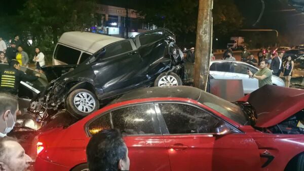 Carrera clandé de autazos terminó en accidente de película