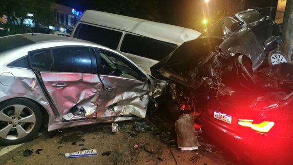 Dos jóvenes provocan un choque que afecta a 9 autos en CDE