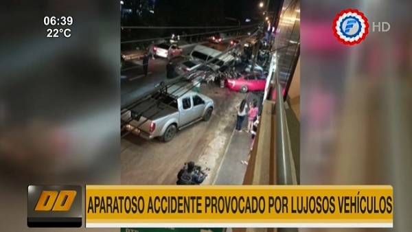 Autos de alta gama terminan chocando contra vehículos estacionados