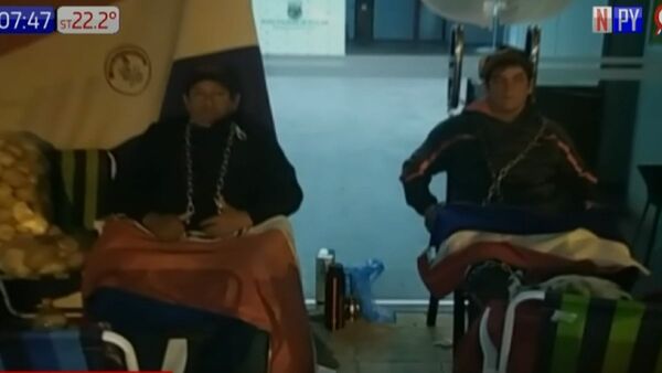 Funcionarios se encadenan frente a la Municipalidad de Ayolas