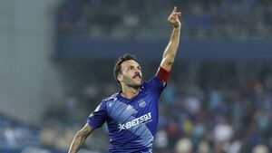 Emelec golea, va a octavos y da tranquilidad a su técnico