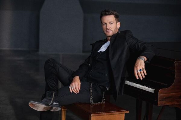 AXEL presenta su nuevo single y video “Somos Lo Que Fuimos”