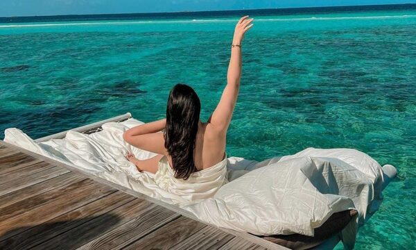 Despreocupado de la polémica, Almirón descansa en un paraíso