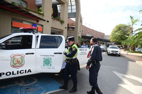 Falsa alarma de bomba en shopping pone en alerta a Policía - Nacionales - ABC Color