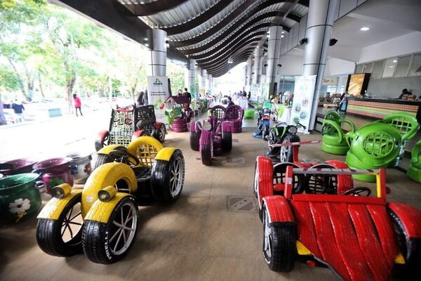 Exponen novedosas artesanías con materiales reciclados  - ABC en el Este - ABC Color