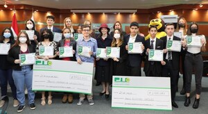 Alumnos destacados del 2021 recibieron los Premios Eliodoro Cardozo y Cooperativa Universitaria