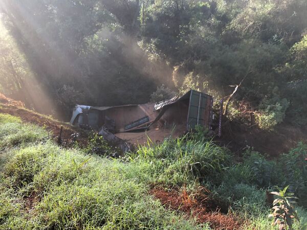 Conductor se salvó de milagro en aparatoso vuelco