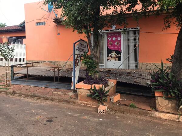 Camión de gran porte soltó varios cables y casi impactó contra una vivienda