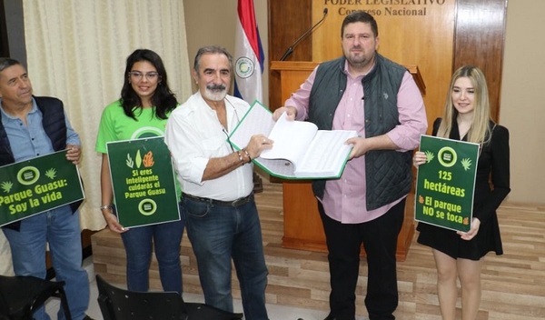 Presentaron 30.000 firmas para salvar al Parque Guasu