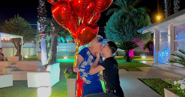 La Nación / Ella tiene 76 y él 19, se comprometieron y ahora son “La pareja del año”