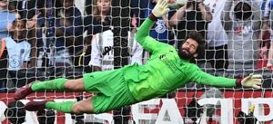 Alisson, el arquero que llegó al Liverpool tras el desastre de Karius