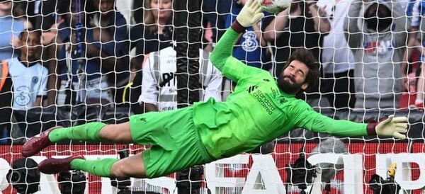 Alisson, el arquero que llegó al Liverpool tras el desastre de Karius
