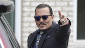 Johnny Depp dice que acusaciones de agresión por parte de Heard son "una locura"