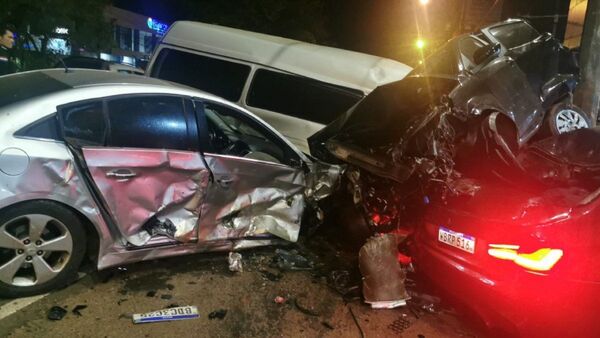Carrera clandestina: Imputan a jóvenes que causaron múltiple choque en Ciudad del Este