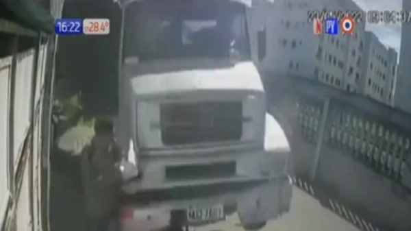 ¡De milagro! Hombre se salvó de ser aplastado por una camión - PARAGUAYPE.COM