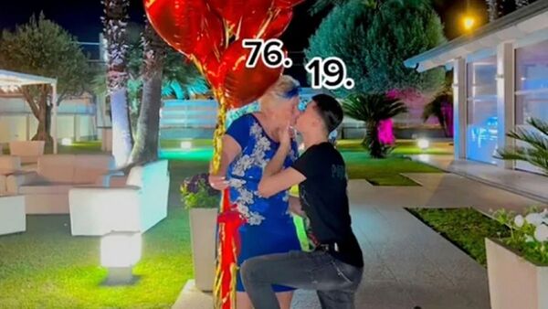 Joven de 19 años le propuso matrimonio a su novia de 76