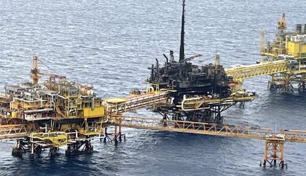 Los precios del petróleo subieron impulsados por la escasez de suministros