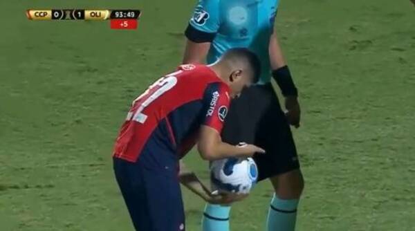 Crónica / [VIDEO] Ndaje Aquino avisó a Olveira hacia dónde chutaría