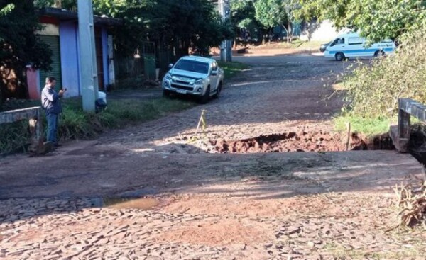 Joven casi muere al caer a un puente en pésimo estado