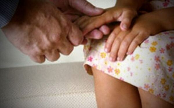 Abuelo acusado de coacción sexual se entregó