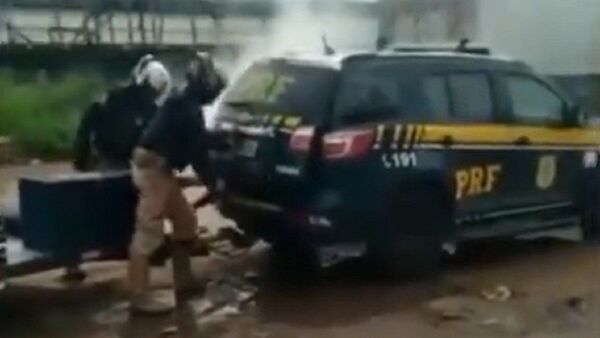 Detenido muere tras inhalar gas en un vehículo policial en Brasil