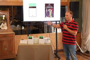 Diario HOY | Escritor alemán presentó su libro sobre capitalismo en Paraguay